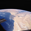  k w sts-101 servir equipier mediterraneen cote atlantis accouple espace station solaire panneau cargaison bloc zarya nil fleuve delta rouge mer sinai peninsule golfe eloigne science astronomie