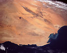  k w sahara desert mauritanie afrique sable transporte atlantique ocean amerique photographies espace navette vols africain poussiere voyage dunes roche en place vent ombre paysage cote roche plaines peninsule cap blanc compartiment avril 1990 science astronomie horizontal